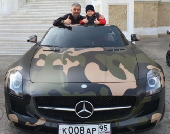 8-летний сын Рамзана Кадырова получил авто за 180 тысяч долларов (ФОТО)