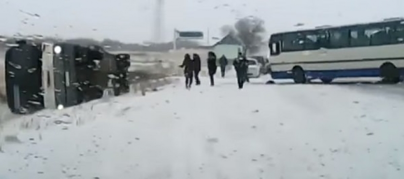 Школьный автобус с детьми попал в ДТП, погиб водитель легковушки