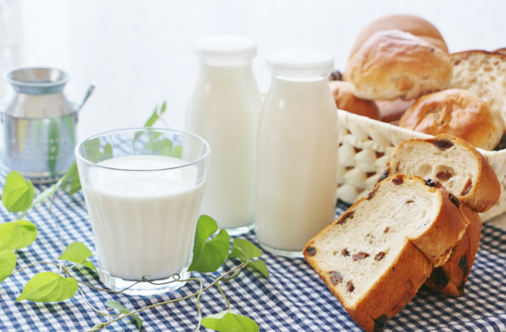 Какие продукты лучше не сочетать с молоком – диетолог