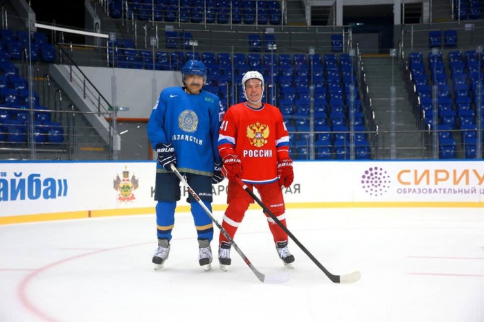 Масимов и Медведев сыграли в хоккей
