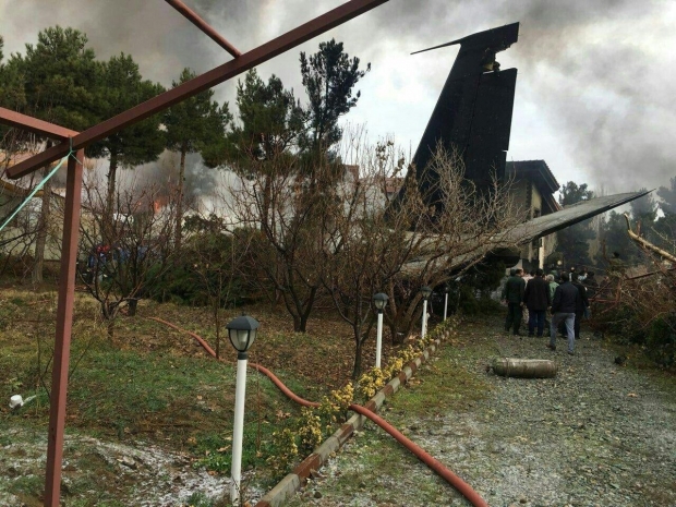 15 человек погибли, один выжил – подробности крушения самолета в Иране