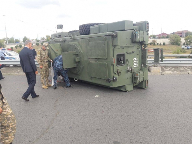 В Семее в ДТП с участием броневика погиб военный
