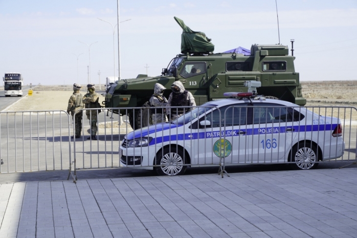Четыре блокпоста установили на въездах в Атырау