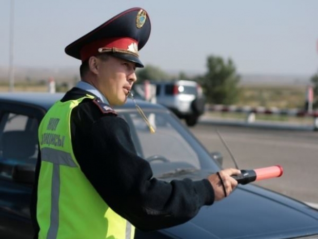 Водитель «прокатил» полицейского на капоте в Шымкенте