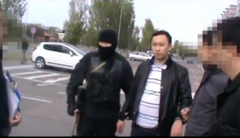 Два сотрудника министерств задержаны за систематические взятки
