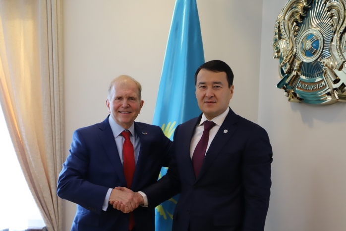 Министр финансов Казахстана встретился с послом США