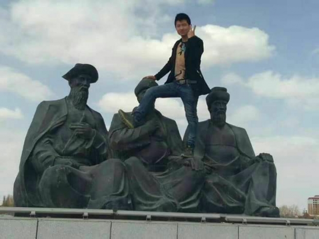 Казахстанцы возмущены поведением парня, взобравшегося на памятник трем биям