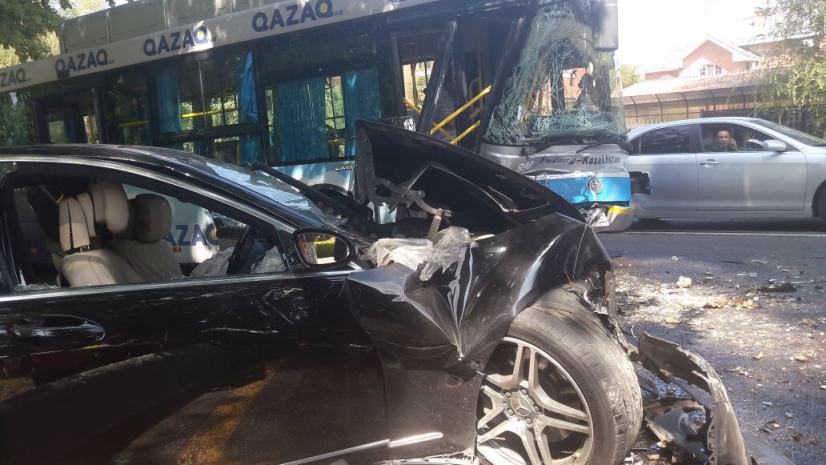 Mercedes врезался в автобус, следовавший на Медеу