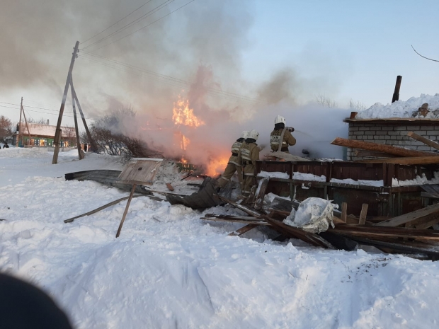 Прибыли на ЧП пешком и тушили огонь снегом пожарные в ВКО