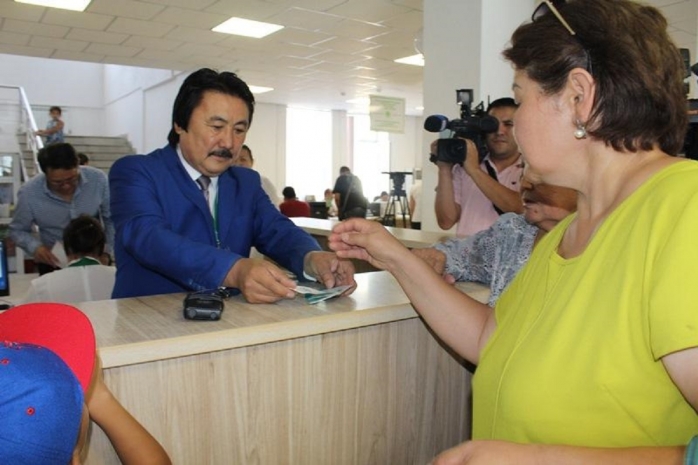 Звезды в ЦОНах: известные артисты один день поработали менеджерами