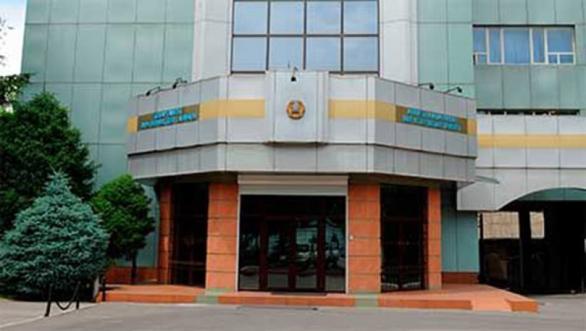 ДВД Алматы оштрафовал водителя, пассажиры которого катались верхом на автомобиле [ВИДЕО]