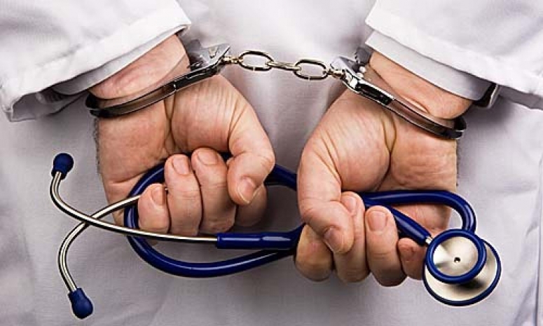 В Павлодаре судят известного врача, пойманного со взяткой от других медиков