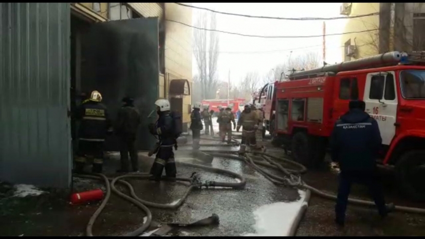 В Алматы загорелся цех на Джандосова Саина