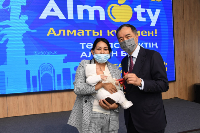 Многодетная семья двухмиллионной жительницы получила квартиру в Алматы