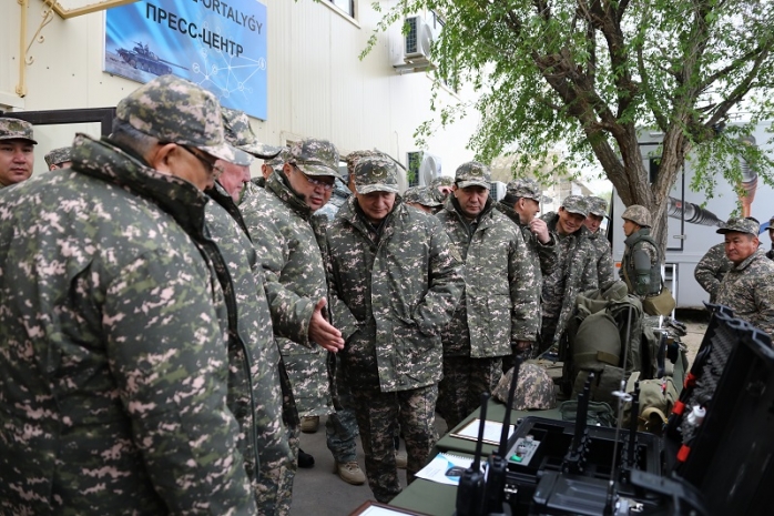 На 40-й военной базе «Отар» прошли полевые сборы с акимами областей