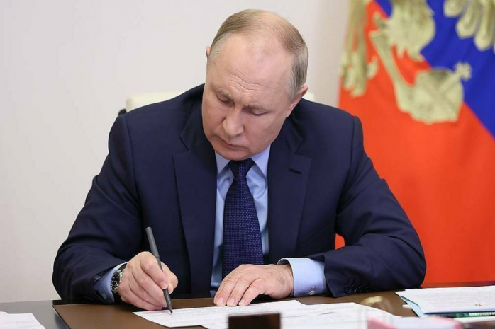 Путин подписал поправки в УК РФ о мародерстве, дезертирстве и сдаче в плен