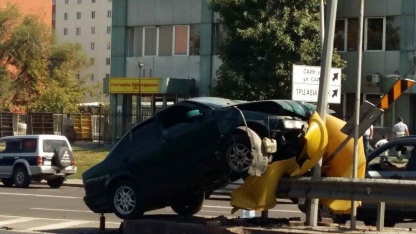 В Алматы BMW врезался в ограждение (ФОТО)