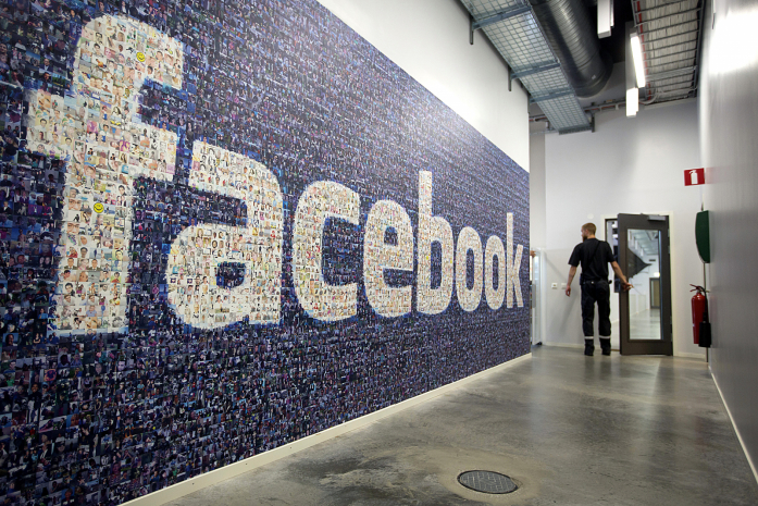 Зеленский пригласил офис Facebook в Украину