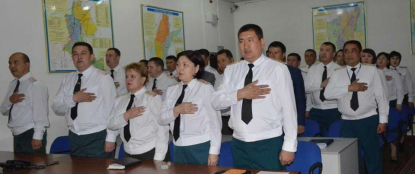 Спасатели Алматы поздравили 1 мая ветеранов