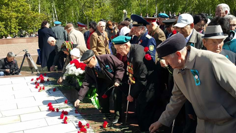 Тысячи алматинцев приняли участие в церемонии возложения цветов к Мемориалу славы