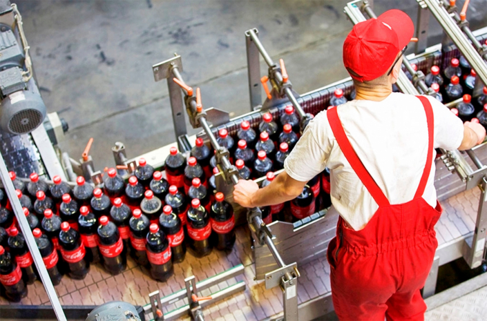 Coca-Cola прекращает производство в России