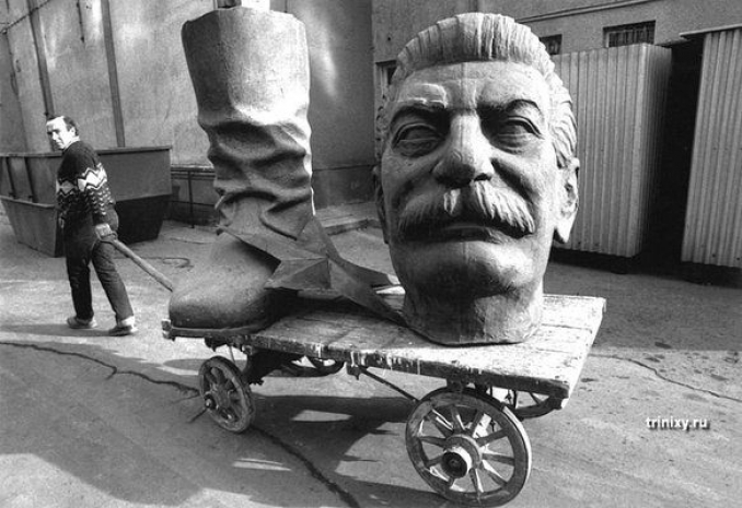 В Грузии снесли памятник Сталину