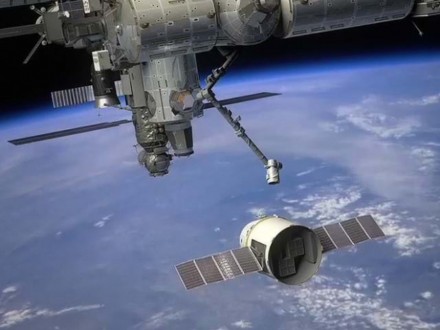 Dragon привез на МКС пасхальные подарки и ноги для робота