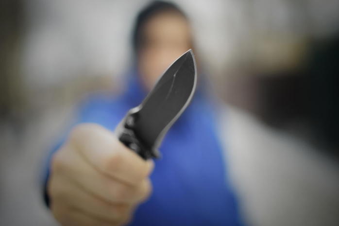 Напавшего на школьницу с ножом маньяка разыскивает полиция Алматы