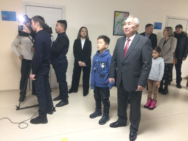 Жигули Дайрабаев проголосовал на выборах президента РК
