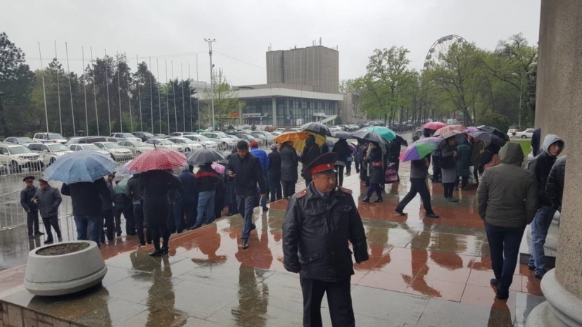 В Бишкеке вышли на митинг продавцы, пострадавшие от пожара на Ошском рынке