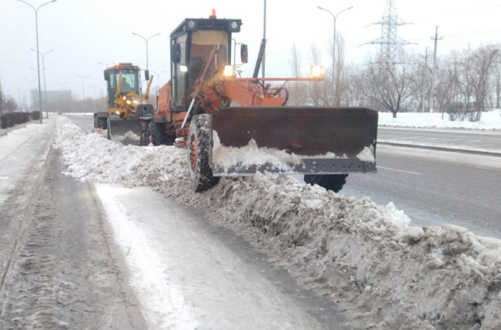 Более 40 тысяч кубометров снега вывезли за ночь после метели в Астане