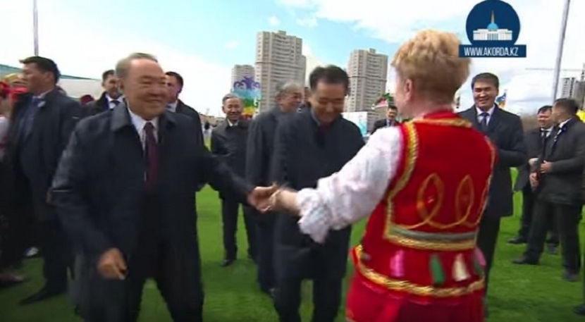 Как танцуют Нурсултан Назарбаев и Бакытжан Сагинтаев