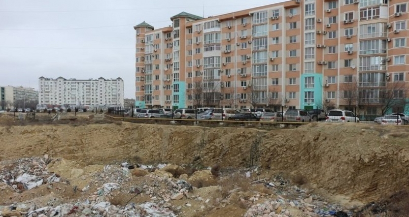 В центре Актау засыпали свалку