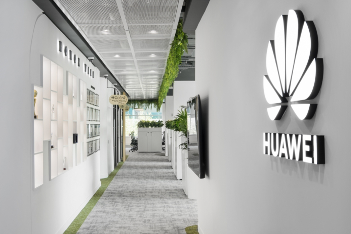 Huawei перенаправила сотрудников из России в Узбекистан и Казахстан