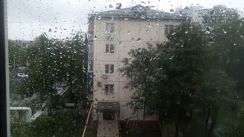 В Алматы порывами ветра сорвало облицовку с купола мечети
