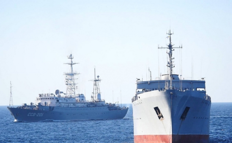 Украинские военные корабли вошли в территориальные воды России