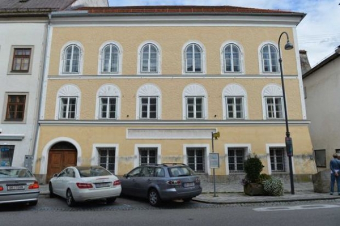 Власти Австрии решили изъять дом Гитлера у собственницы