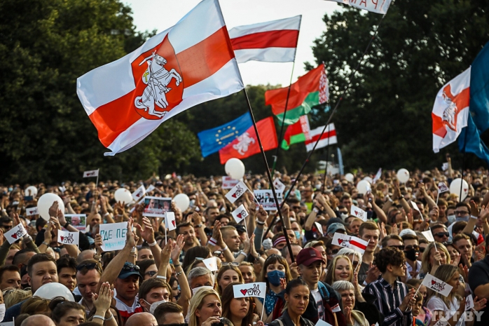 Многотысячный митинг в поддержку Тихановской прошел в Минске