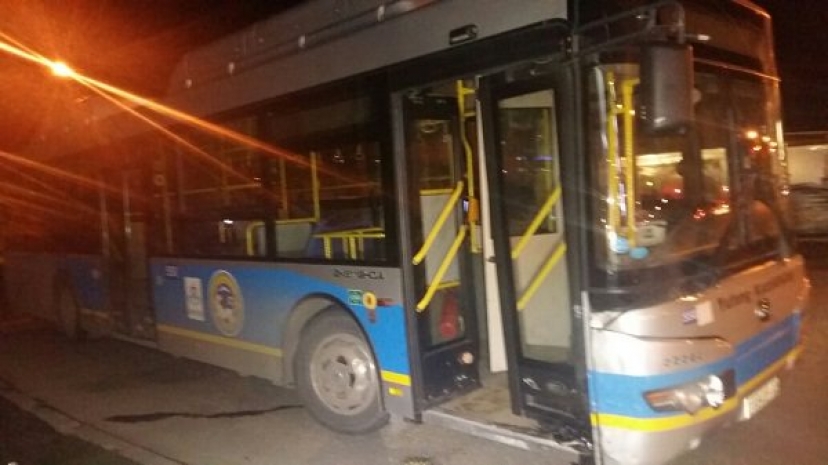 Автобус снес две дорогие иномарки в Алматы: есть пострадавший (ФОТО)