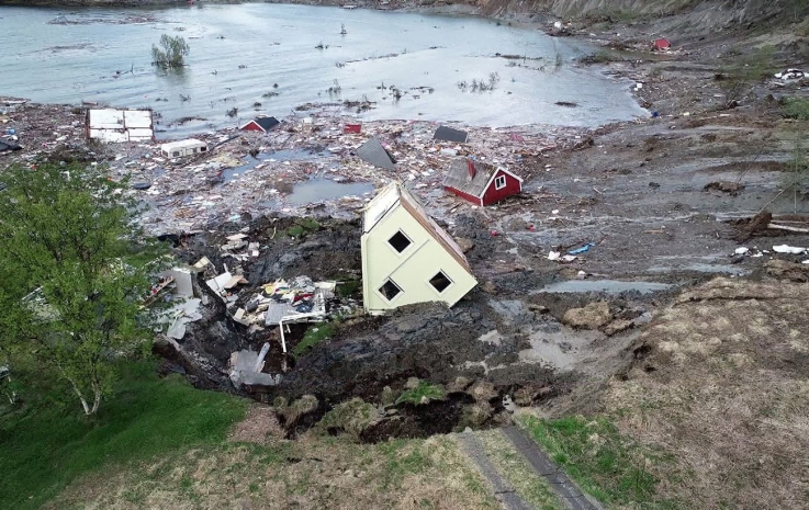 Мощный оползень унес восемь домов в море в Норвегии