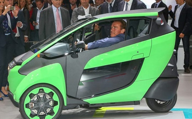 Шварценеггер опробовал трехколесного малыша от Toyota