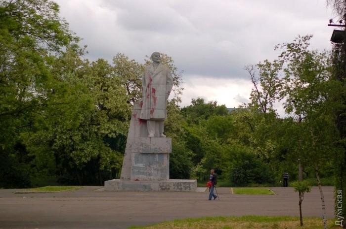Ленин жив! В Одессе не смогли снести памятник вождю мирового пролетариата