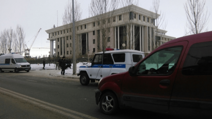 В Астане у здания Минобороны военнослужащий подорвал себя в авто