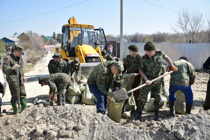 В Кызылжарском районе продолжают бороться с паводком
