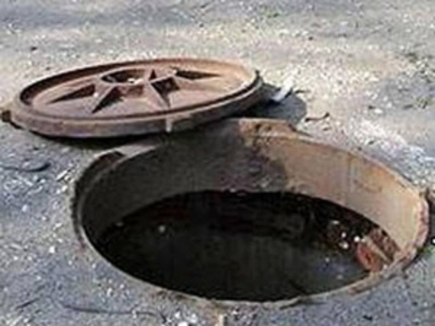 В Алматы пойман серийный вор крышек от канализационных люков
