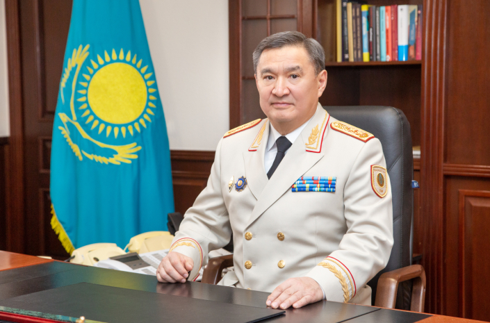 Я предлагал взять меня в заложники вместо девушки – глава МВД