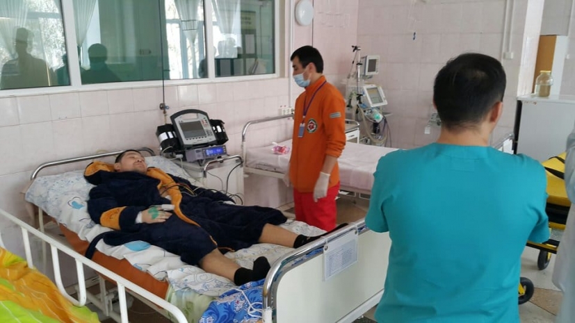 Полицейского, спасшего автобус с детьми от наезда грузовика, увезли в Астану