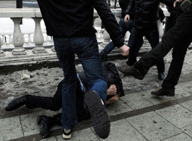 В Бишкеке произошла массовая драка милиционеров и таксистов