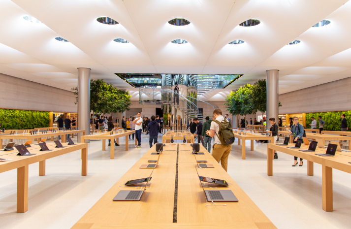 Миллионы долларов за проверки сумок сотрудникам выплатит Apple