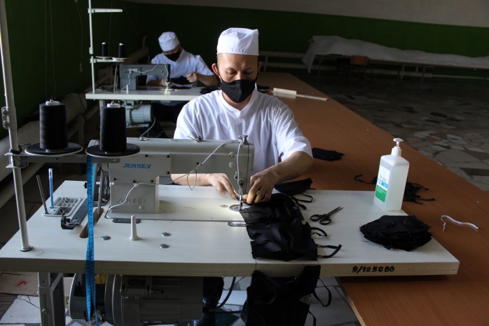 Казахстанские заключенные взялись за пошив медицинских масок